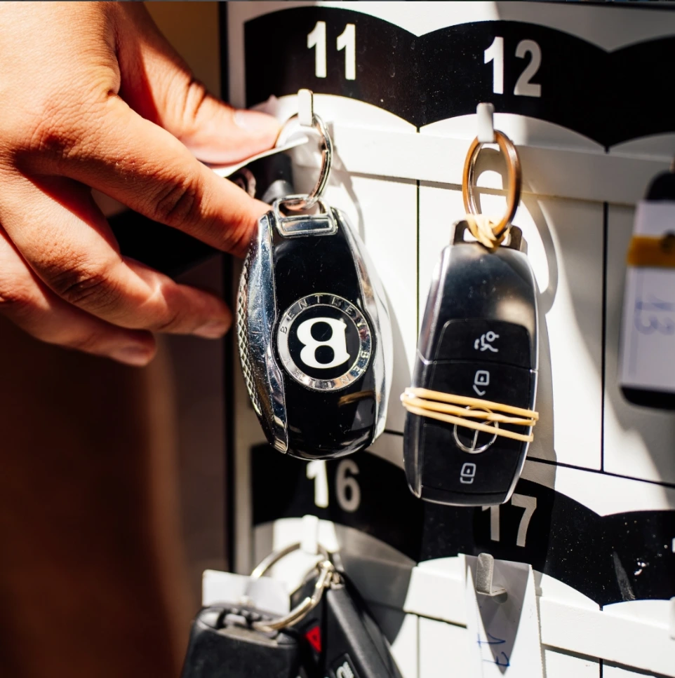 Solution complète pour concierges CLEFS D OR : accueil voiturier VIP, gestion de véhicules, Aéroports.