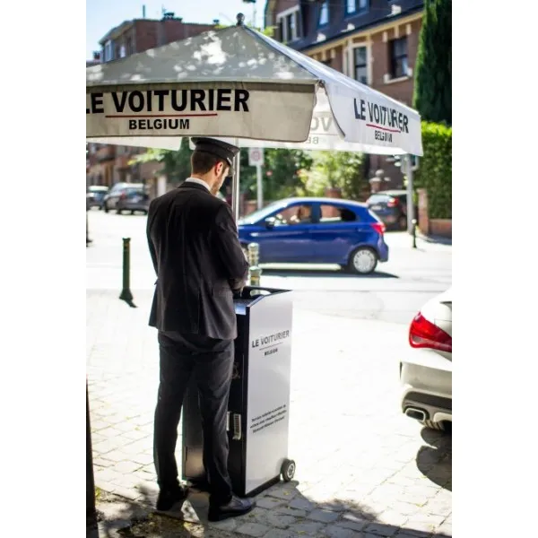 Location Trimestrielle Pupitre Voiturier PRESTIGE 100 CLES 2026 avec Parasol Premium en Full Branding et Full service :  Maintenance + SAV Premium + Support VIP - Engagement de 60 mois renouvelable par tacite reconduction.